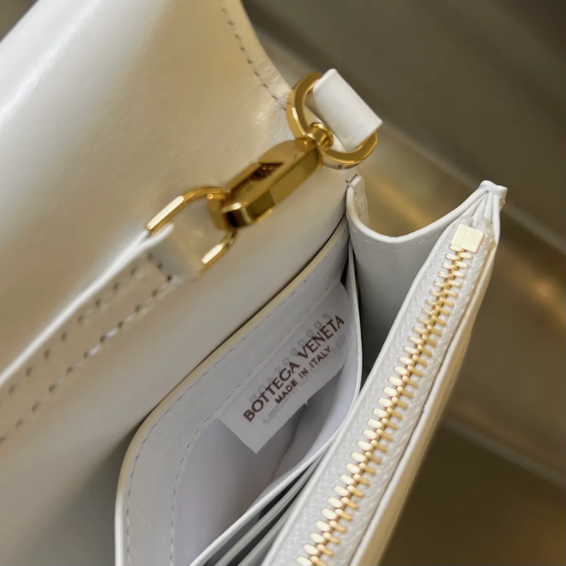 #Bv 2023 new cassette bag 🎈731243 The pleated bag shape is full of details ~ Made of waxed calfskin, soft and soft texture, both gloss and saturation. It has its own card slot and zipper design. Small cards can also be sorted. Very practical. The shoulder strap can be adjusted at will and can be worn on the shoulder/crossbody. The size is suitable for everyone. Size: 19x13.5x3.5 p1920